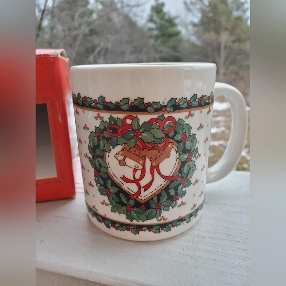 Windsor Collection Christmas Mug with Mistletoe Design